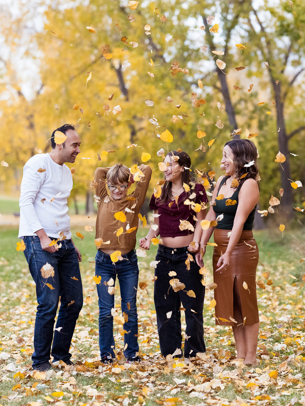 Beautiful locations for fall photos in Calgary, Claudia Tecuceanu portrait photographer, fall family photos, fall minis