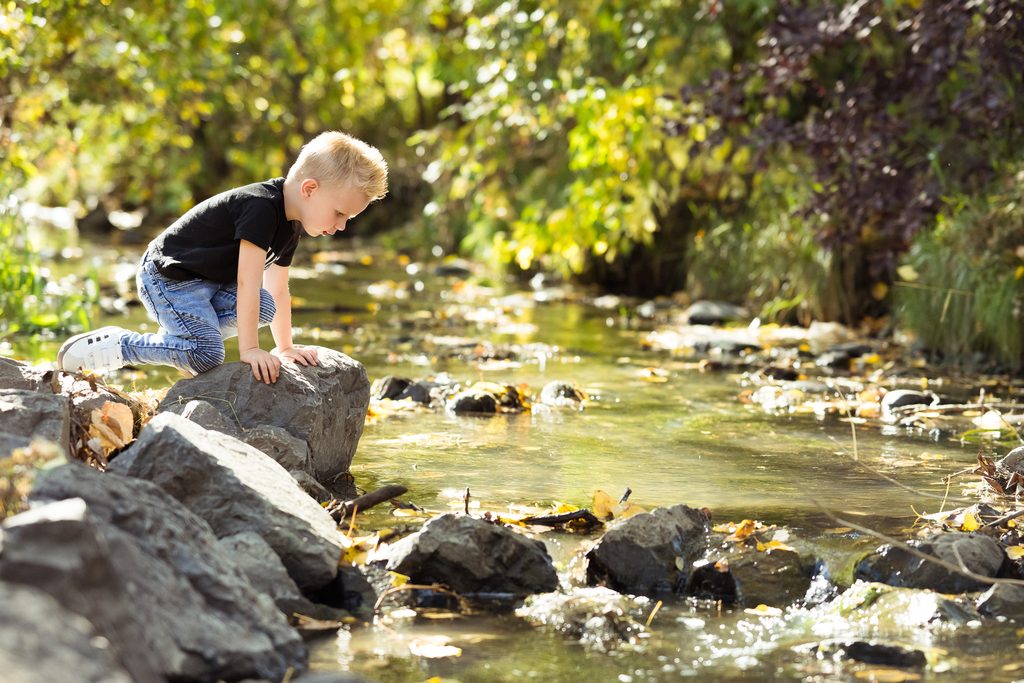 fall photos in Calgary, Claudia Tecuceanu portrait photographer, fall family photoshoot, Claudia T Photography, outdoor family photos in Calgary