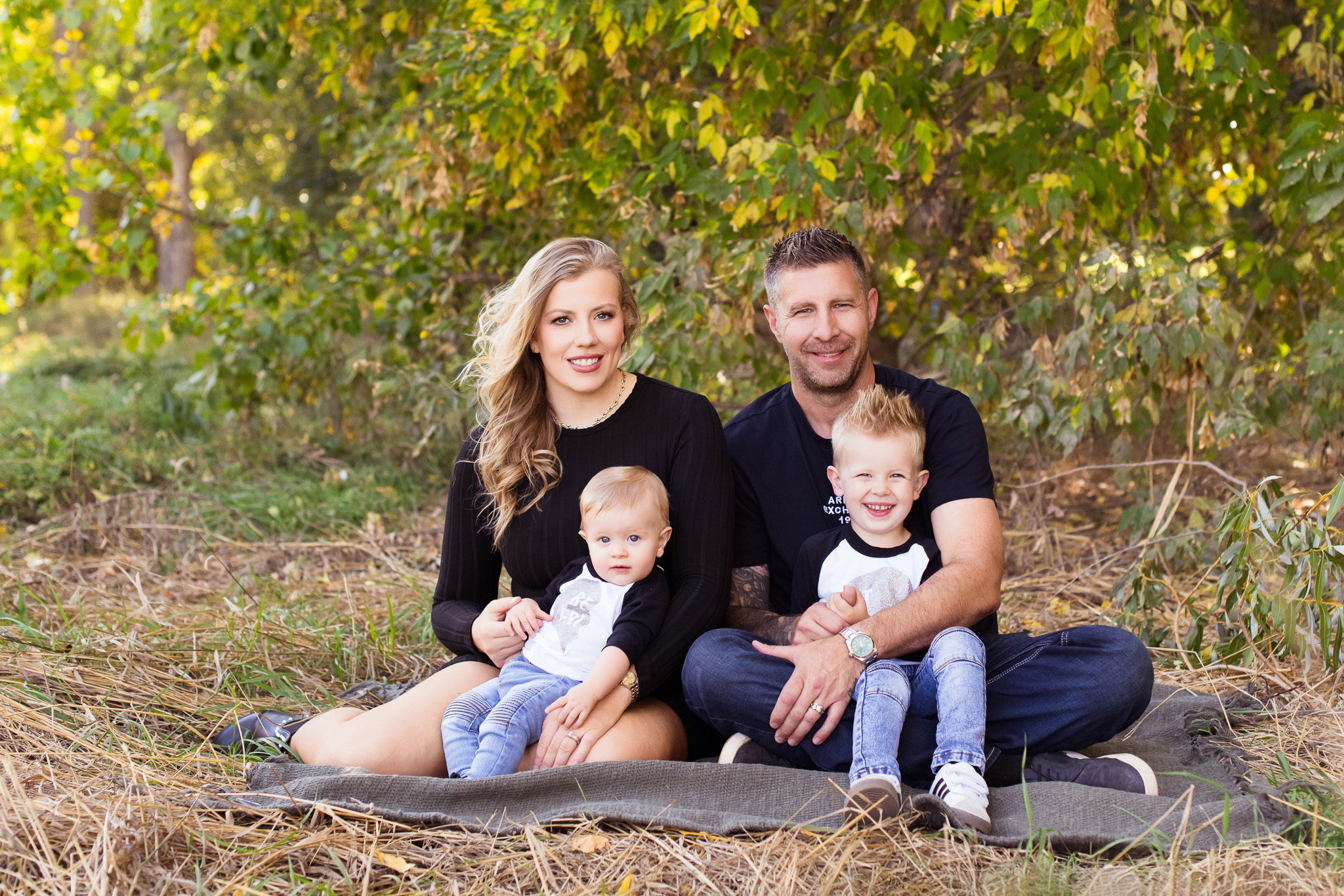 Claudia Tecuceanu family photographer, fall family photoshoot, Claudia T Photography, outdoor family photos in Calgary, family posing