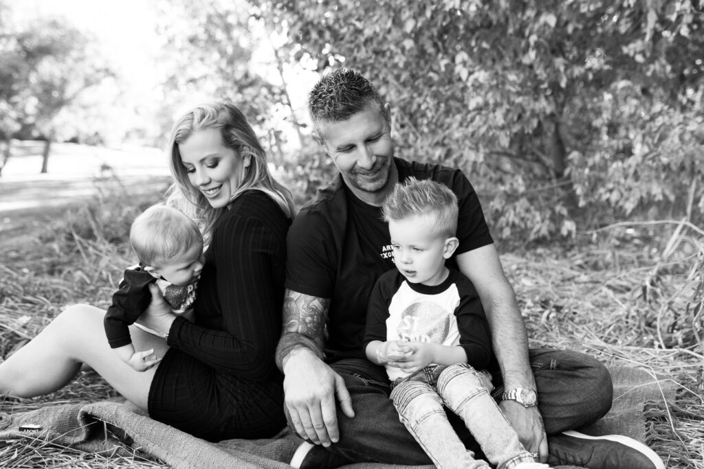 Claudia Tecuceanu family photographer, fall family photoshoot, Claudia T Photography, outdoor family photos in Calgary, family posing