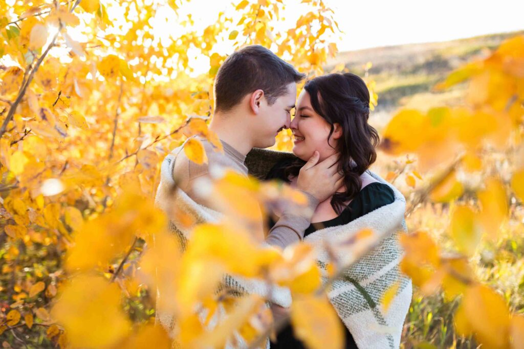 couple photographer, Fall couple photos, Claudia Tecuceanu photographer, outdoor engagement photos, romantinc fall photos, fall couple photographer